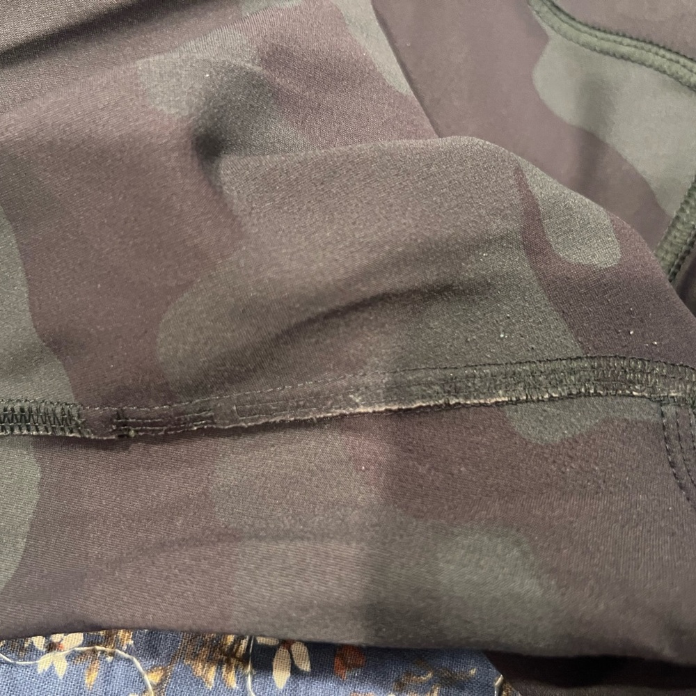 ALO Yoga Camouflage Leggings *wear* - Picture 7 of 7